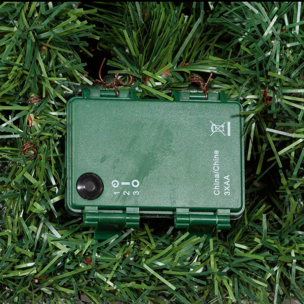 Kurt S. Adler 26“ Battery Operated Pre-Lit Warm White LED Pinecone Wall Tree